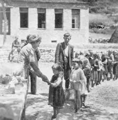 Η υπηρεσία επισιτισμού ανακοινώνει ότι η διανομή φαγητού θα γίνεται 3 φορές την εβδομάδα. Κάθε κάτοχος δελτίου δικαιούται 80 δράμια ψωμιού τη φορά