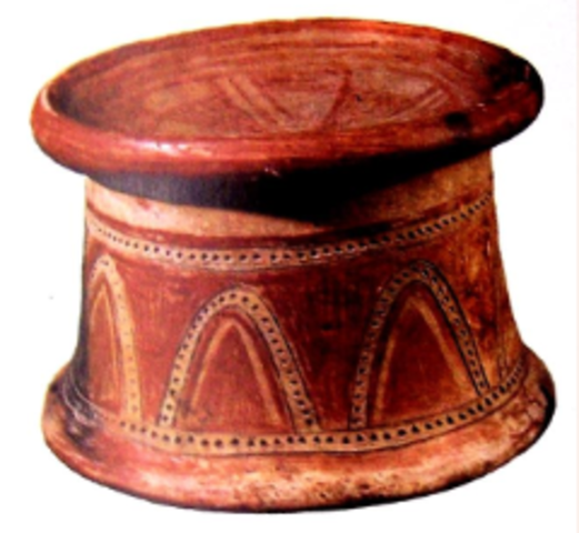 Cerro Narrio Asiento de cerámica con decoración incisa y pintada, incrustaciones de piedritas de cuarzo