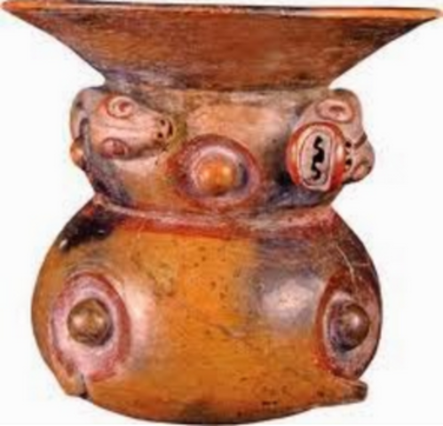 Cerro Narrio Vaso ceremonial con decoración escultórica de serpiente