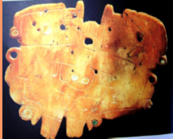 Cerro Narrio Pectoral hecho de concha spondylus e incrustaciones nácar