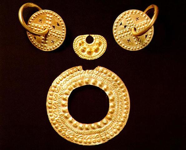 Cultura Milagro Quevedo, Ornamento de Oro