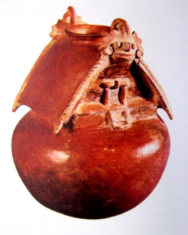 Botella con decoración escultórica representando un templo