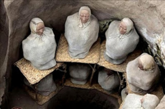 Cultura Quitus-Caras, Tumbas