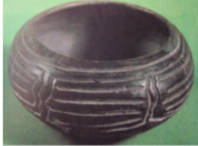 Cuenco de cerámica negra pulida con decoración incisa y figuras geométricas