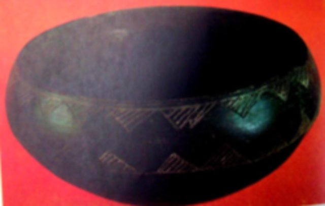 Posteriormente la cerámica presenta un especial refinamiento con motivos geométricos (1800 – 1700 a.C.) triángulos, rectángulos, hexágonos, semicírculos, con textura de finas rayas incisas y pintadas