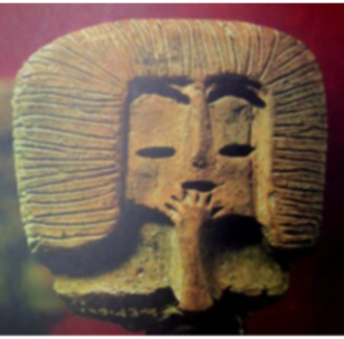 Luego es sustituida la piedra por barro cocido (2300 a 2200 a.C.) lo que permite la diversificación de sus formas,