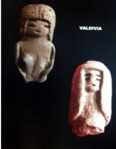 En cuanto a los tocados añadidos plásticamente, podemos encontrar de cabello largo, caído sobre la espalda, con uno o dos moños, con tocados. Adicionalmente sus rostros denotan expresividad.