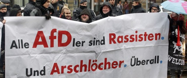 24. September 2017 protestierten zahlreiche deutsche Demonstranten außerhalb der AFD-Zentrale.