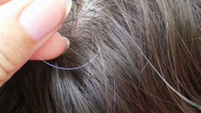 Le salen sus primeras canas