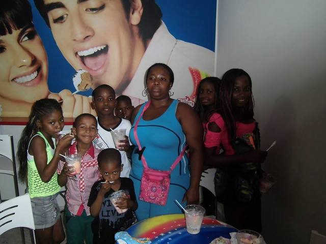 Comiendo Helado Con Mi Tía Y Prim@s Mis Dos Hermanos