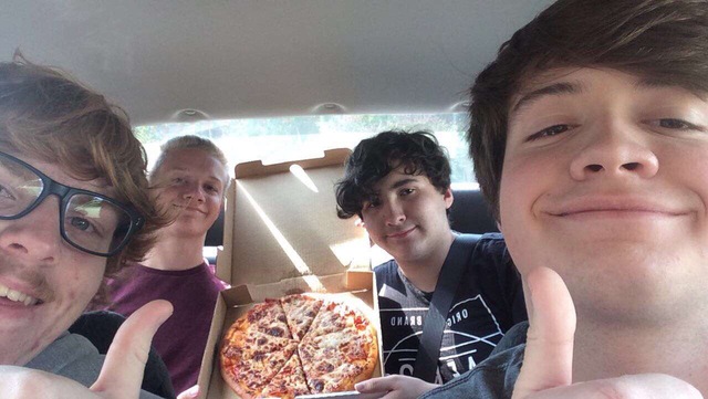 Conduje por cinco horas con mis amigos para conseguir una McPizza.