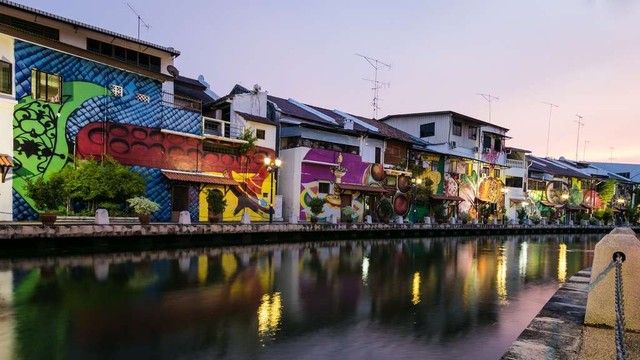 Portuguese take the East Indies