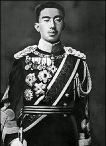 El emperador Hiroito renuncia a su estado divino.