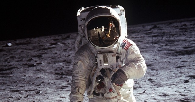 EL HOMBRE LLEGA A LA LUNA