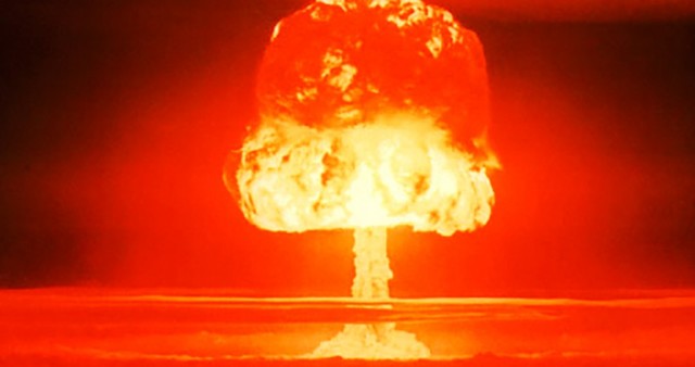Sovjetunionen eksploderer sin første hydrogenbombe