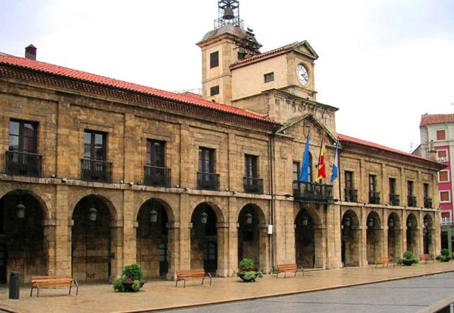 Se empieza a construir el Ayuntamiento de Avilés en la actual Plaza de España.