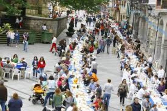 Se inicia la costumbre de "comida en la calle" el lunes de Pascua en Avilés.