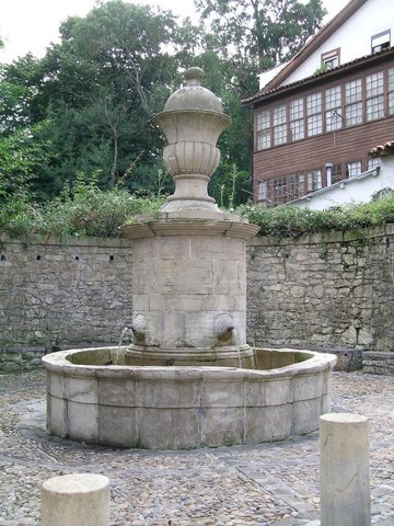Se construye la fuente de los Caños de Rivero, al lado de la capilla de San Pedro.