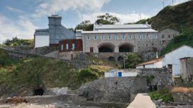 Las minas de Arnao, cuya explotación se extiende por debajo del mar, son visitadas por la reina Isabel II.