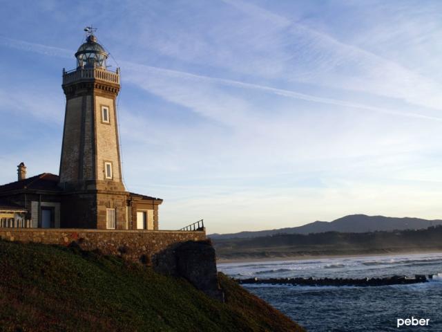 Se construye el faro de San Juan de Nieva, en la ría de Avilés.