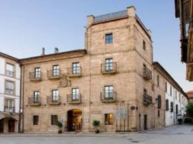 A comienzos del siglo XVIII  se alza el palacio de Ferrera.