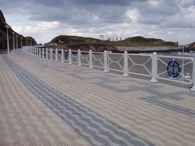 Se instala en el paseo de la playa de Salinas, la locomotora de vapor Rojillín de 1.925 que estuvo en servicio en Reocín (Cantabria), una joya del patrimonio minero e industrial.