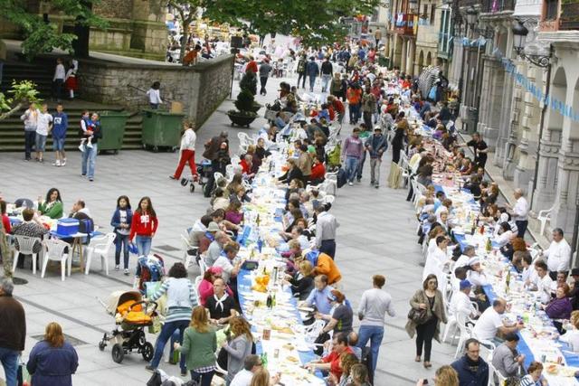 Se inicia la costumbre de "comida en la calle" el lunes de Pascua en Avilés.