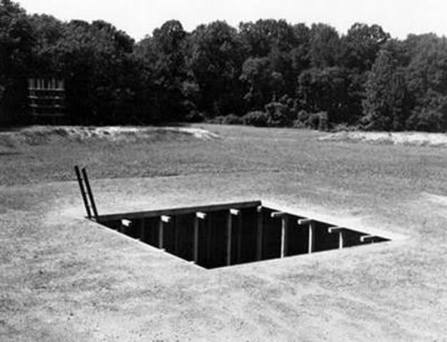 La obra, Perímetros/Pabellones/Señuelos, 1978, de Mary Miss, es, naturalmente, una escultura o, con más precisión, una obra de tierra”