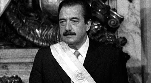 Bignone entrega el mando a Raúl Alfonsín.