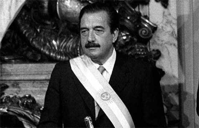 Alfonsín asume la presidencia.