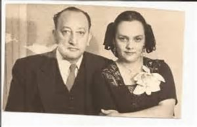 SU PRIMER CASAMIENTO