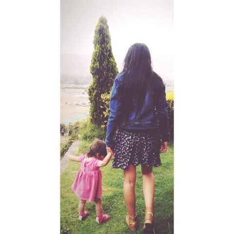 Los primeros pasos de mi hermanita.