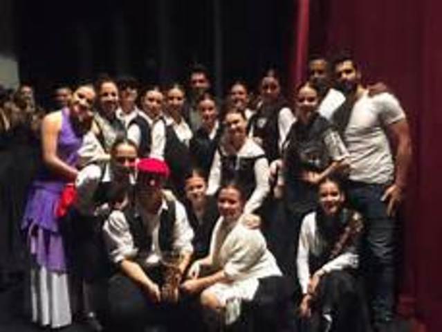 participe en el grupo de danzas del colegio