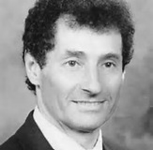 Leonard Kleinrock publicó desde el MIT el primer documento sobre la teoría de conmutación de paquetes.