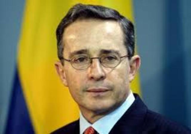 Nuevo presidente: Álvaro Uribe Velez.