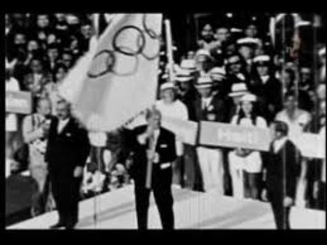 President Diaz Ordaz inaugurated the XIX Olympic Games, baptized as "The Peace Olympics", at that moment a group of demonstrators threw on the presidential box, a black shaped kite of dove, in repudiation for the massacre of 2 of October.