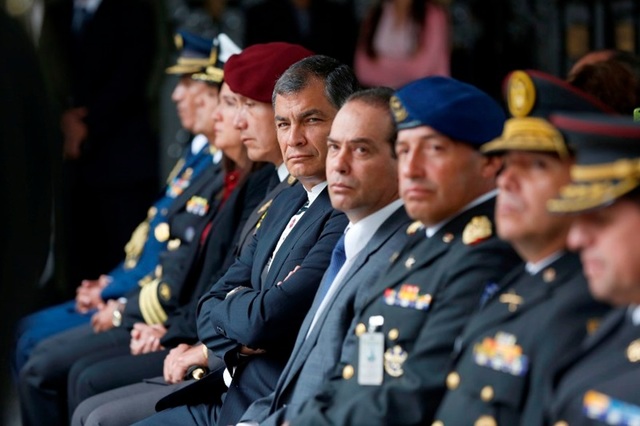 Rafael correa demanda a consejo militar