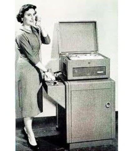 La compañía Bell crea el primer módem que permitía transmitir datos binarios sobre una linea telefónica simple