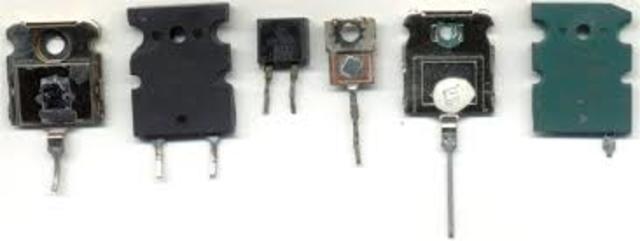 Tres ingenieros de Bell Laboratories inventan el transistor