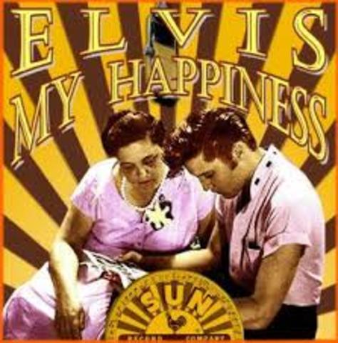 Elvis Presley Lanza su primer Disco
