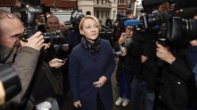 JULIAN ASSANGE FUE INTERROGADO EN LA EMBAJADA DE ECUADOR EN LONDRES