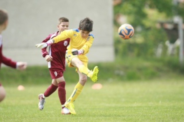 Marshall jugando futbol a los 15 años
