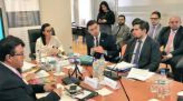 Reforma para que los funcionarios que optan por la reelección sean obligados a tomar licencia se analiza en la Asamblea