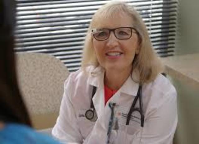 Apple y Google lanzan sus propios kits de desarrollo de RA. ARKIT y ARCORE, Google también, lanza la segunda versión de sus Glass llamados Glass Enterprise dirigidos al mundo empresarial.