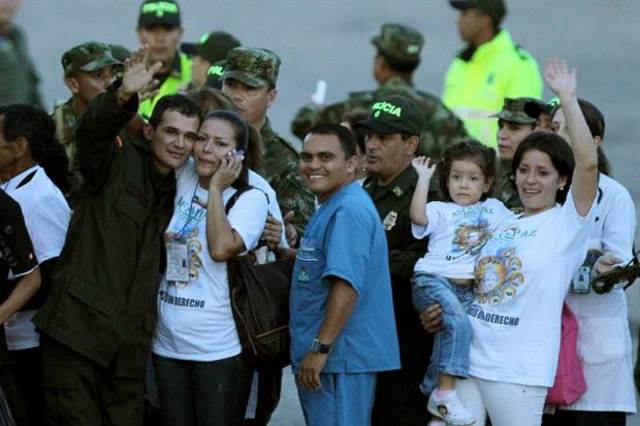 Las Farc liberan a los últimos 10 uniformados secuestrados.