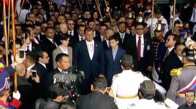 Rafael Correa abandonó el Palacio Legislativo luego de entregar el poder a Lenín Moreno