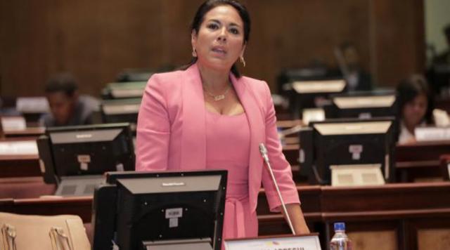 Primera asambleísta de Alianza País que firma a favor del juicio político de Jorge Glas