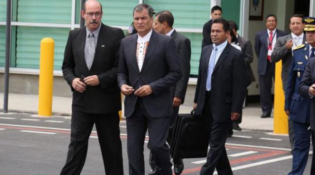 Rafael Correa solicita la renuncia de todos sus ministros de Estado