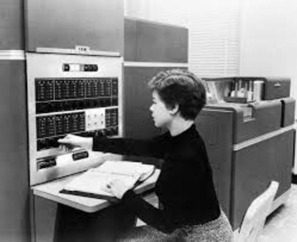 Se fabrica el IBM 650