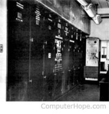 Comienza a operar la EDVAC.